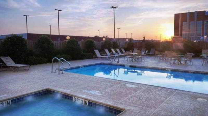 Hilton Garden Inn Dallas/Market Center Exterior photo