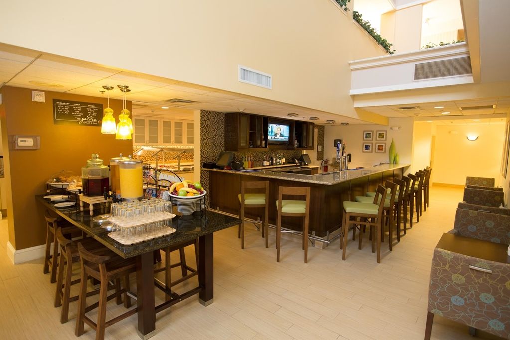 Hilton Garden Inn Dallas/Market Center Restaurant photo